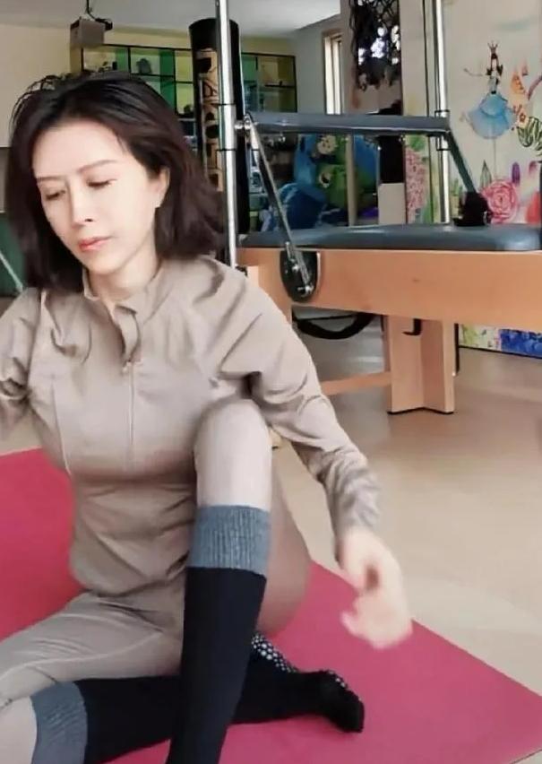 3月17日，金巧巧直播时，家里的环境比较老旧，有网友问她：“这个环境你们家真的破