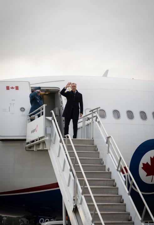 加拿大总理卡尼访华，出发时没有红毯也没有欢送人员，实在是太孤单。1月13日他抵达
