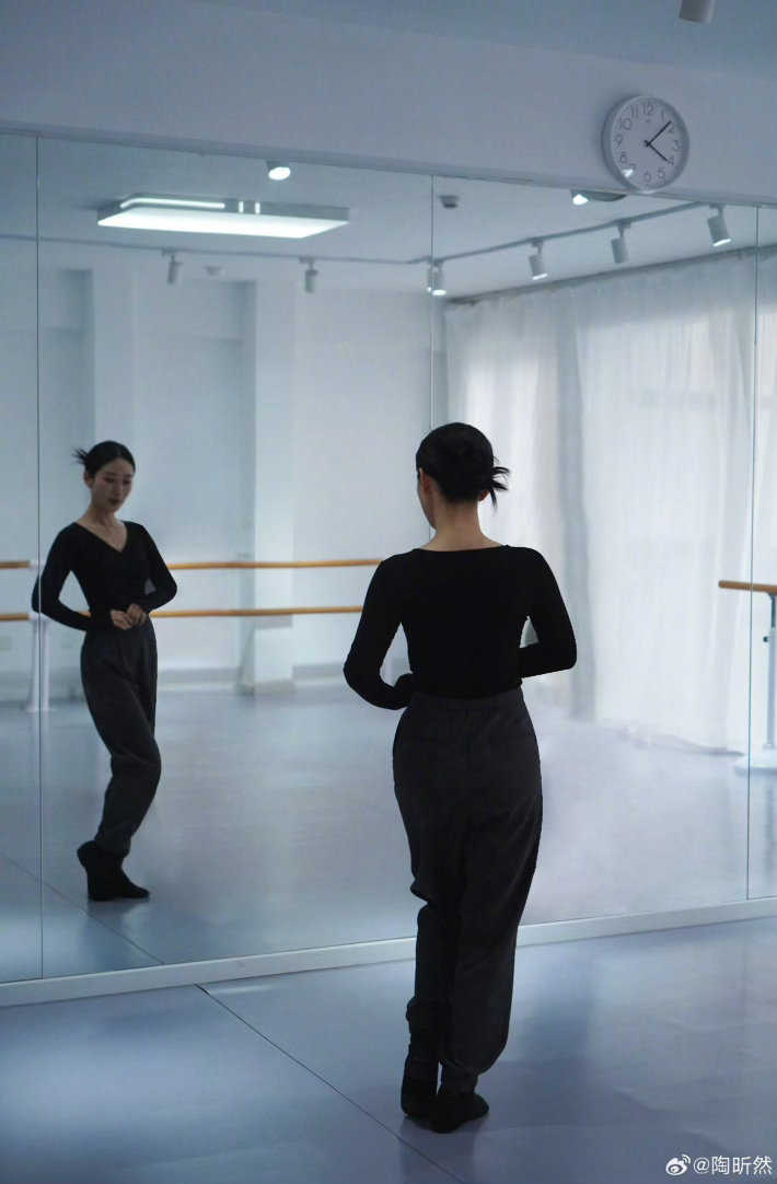 唐艺昕抽到了陶昕然的问题唐艺昕盲抽问题竟抽到陶昕然的，安小鸟和瓜6这个缘分深的嘞