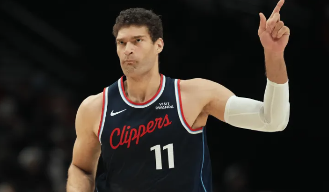 NBA常规赛快船战胜开拓者。本场比赛，快船球员科怀-伦纳德出战41分钟，投篮2