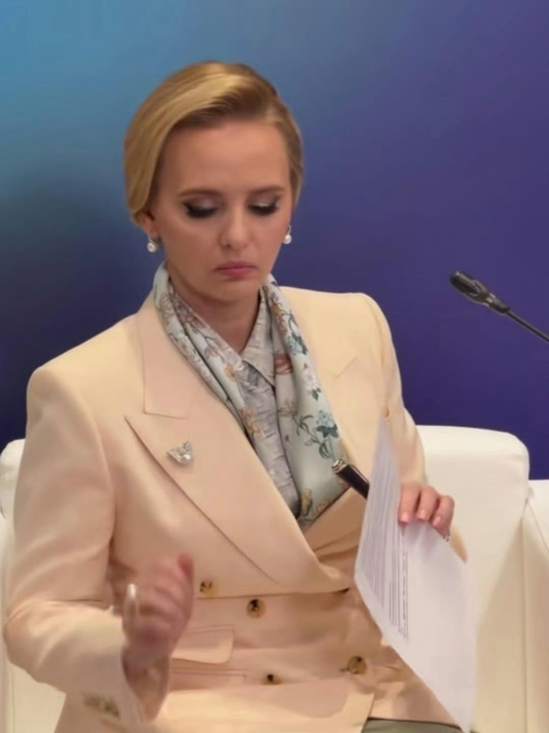 不亏普京大帝的女儿，掌上明珠，这气质，这气场，这五官……虎父无犬女具像化了！