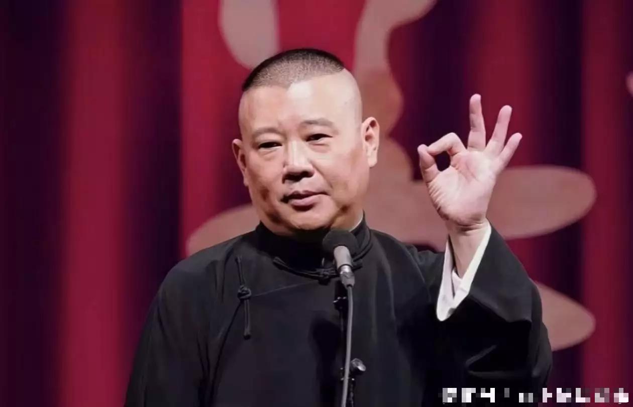 郭德纲的德云社舞台，这次来了位不速之客。此人不是别人，正是去年与侯耀华两人隔
