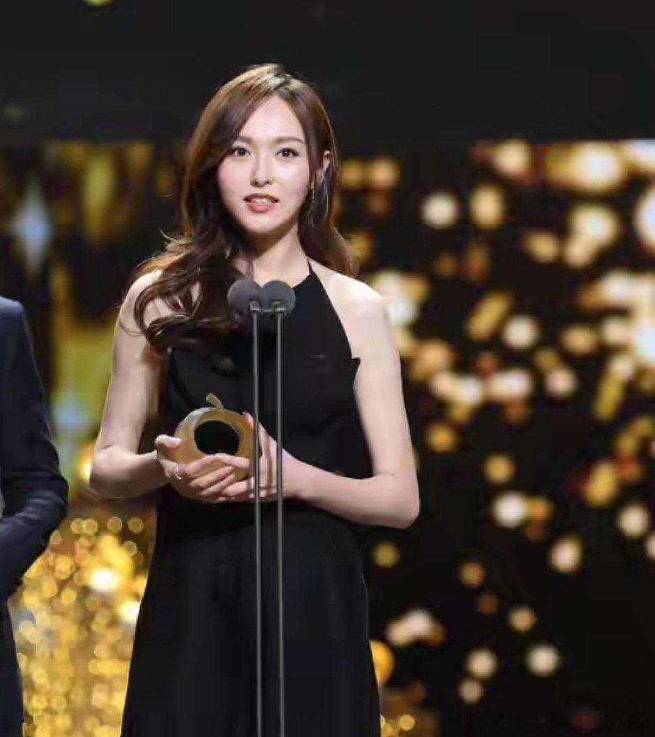 唐嫣新剧说撤就撤，编剧捅的篓子也太大了！央八都把排播表摆出来了，唐嫣那部《爱情