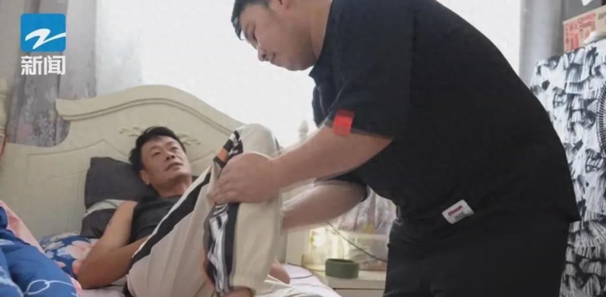 “这就叫福报！”浙江宁波，一18岁小伙因走投无路，只好睡在公园里，一好心人发现后