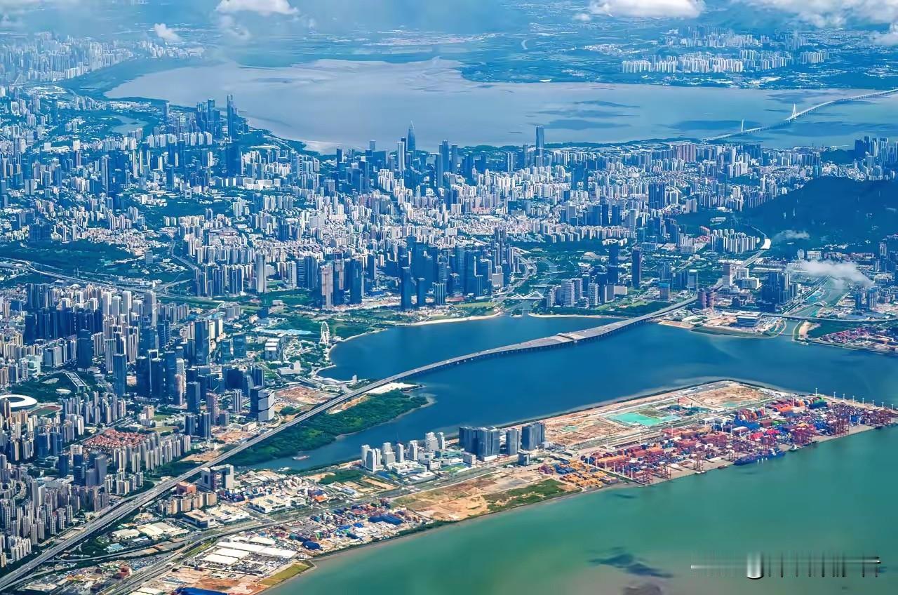 深铁集团在走一步险棋，靠它难救万科，至少从目前的状态判断。现在万科身临险境，四面