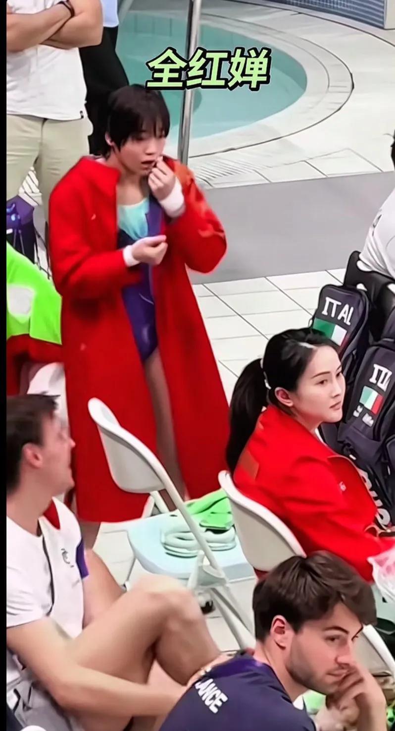 感觉孩子是冷的，看她在用嘴吹手。很像冷的发抖，不拼命运动就会冻僵！〈婵宝你是