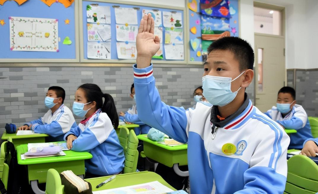 一位即将退休的老教师告诉我：教了那么多孩子，发现成不了学霸的娃，基本上都有以下几