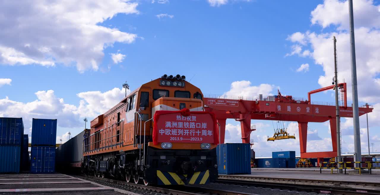 谁说中欧贸易，离了波兰的铁路就得瘫痪？就在今天，从宁波港出发的“中欧北极航线”，