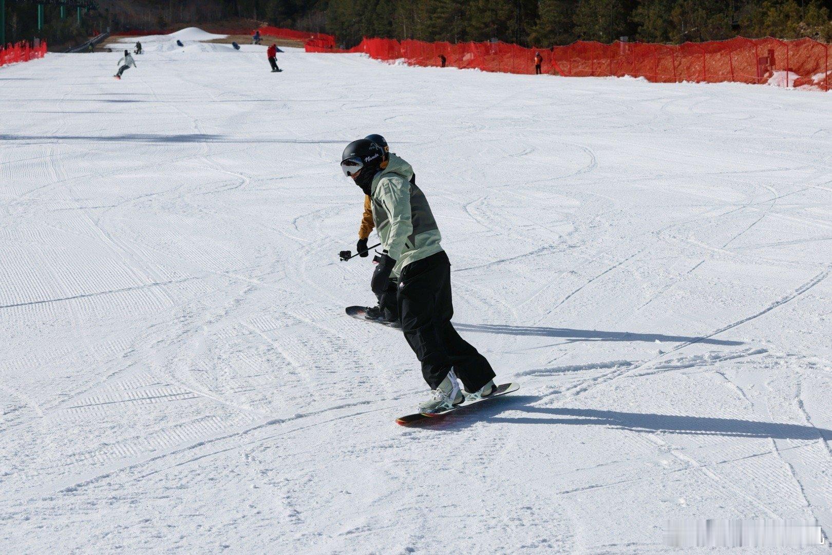 冬季到云南来旅居云南的冬日从不单调，香格里拉雪山藏着纯白浪漫，滑雪场藏着运动热