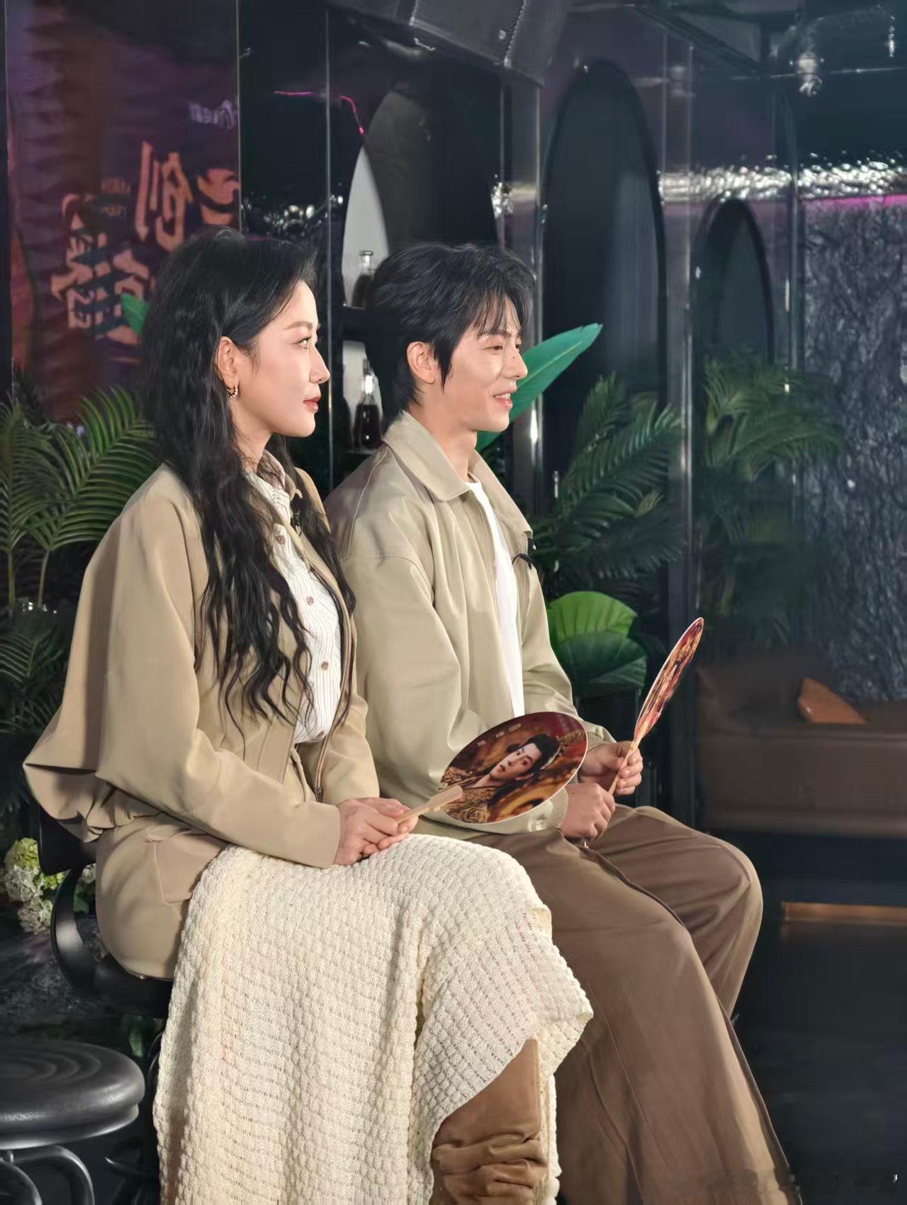 曾辉韩雨彤短国版凤凰传奇曾辉和韩雨彤就像短剧圈的凤凰传奇，自带一种神奇的默契磁