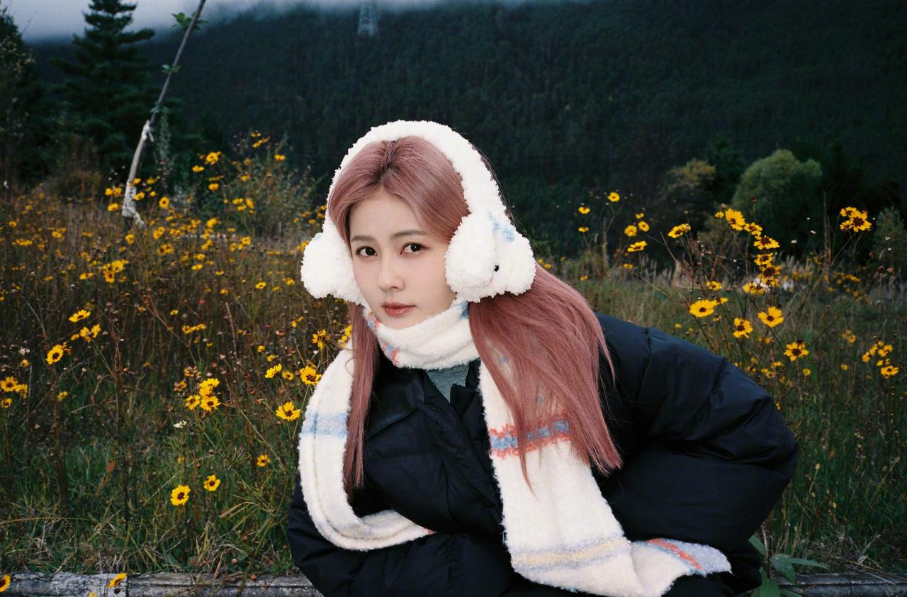 白鹿粉发风景库存照，粉发小菠限时返场，和小狗合照明媚又可爱啊~​​​​