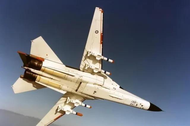 1996年，车臣“总统”正坐在防弹汽车里打电话，不料手机信号被俄军探测到。5分钟