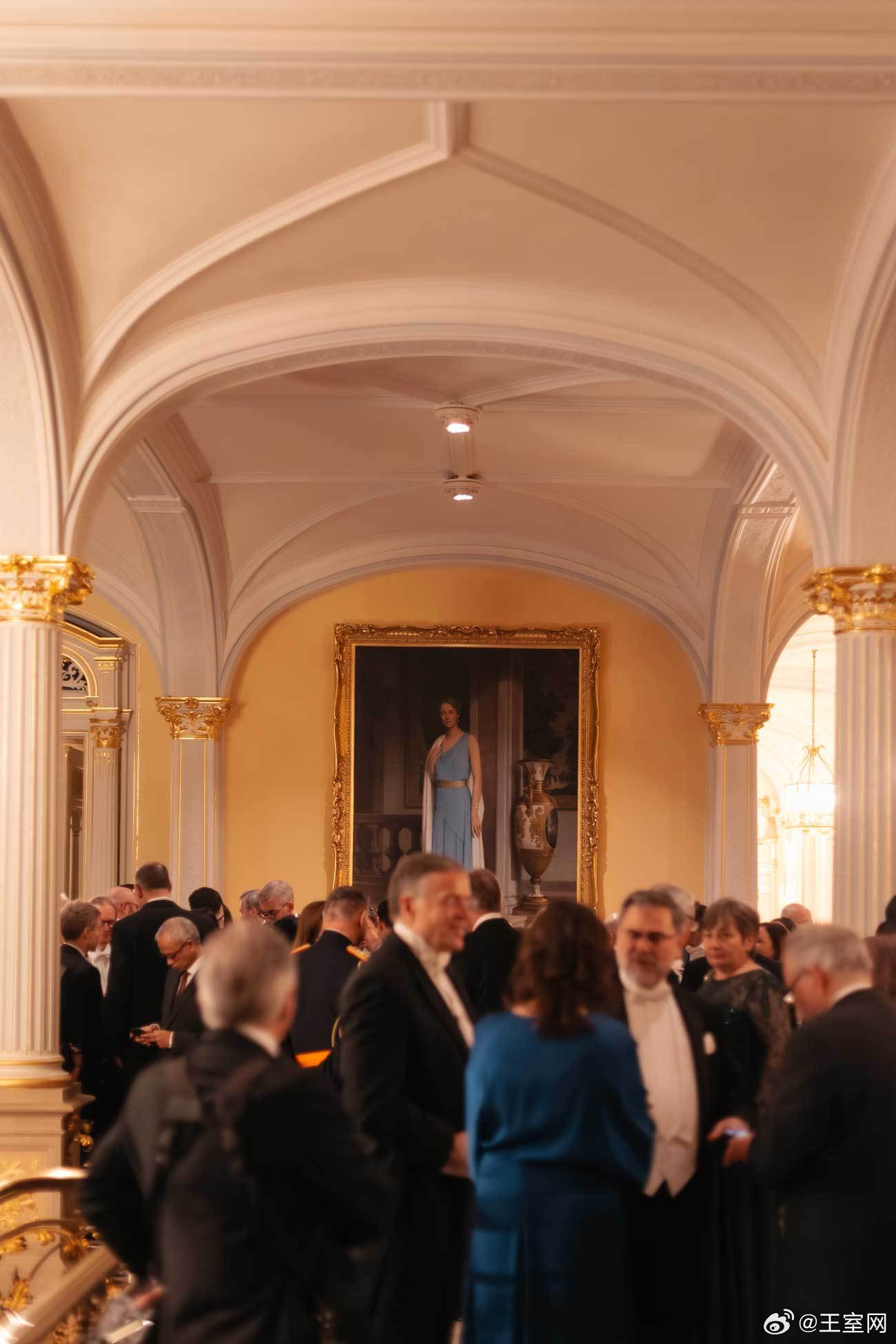 卢森堡王室🇱🇺1月14日，纪尧姆大公和大公夫人斯蒂芬妮在大公宫为政府机构和