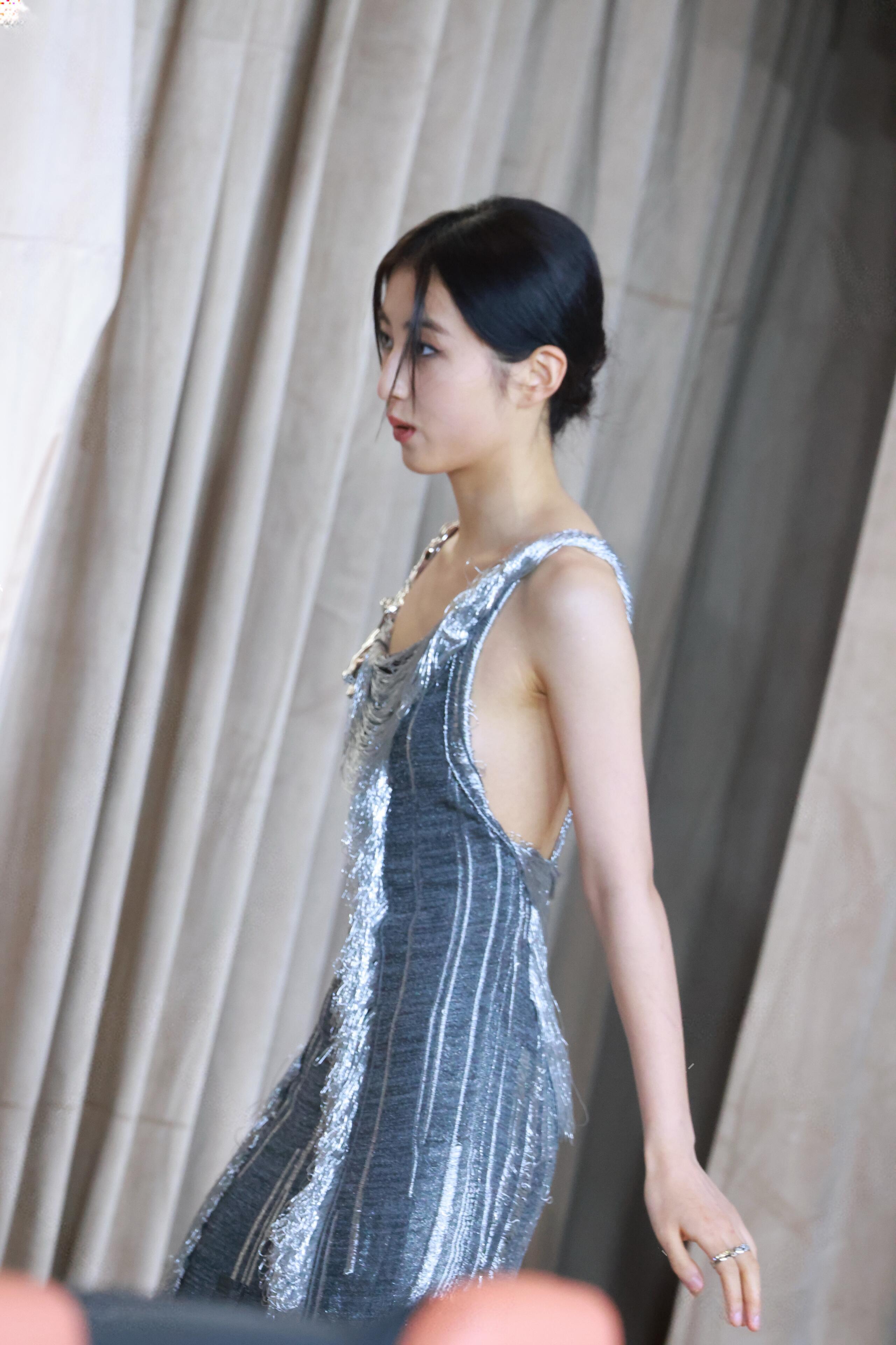 张子枫23年活动生图身材好尴尬