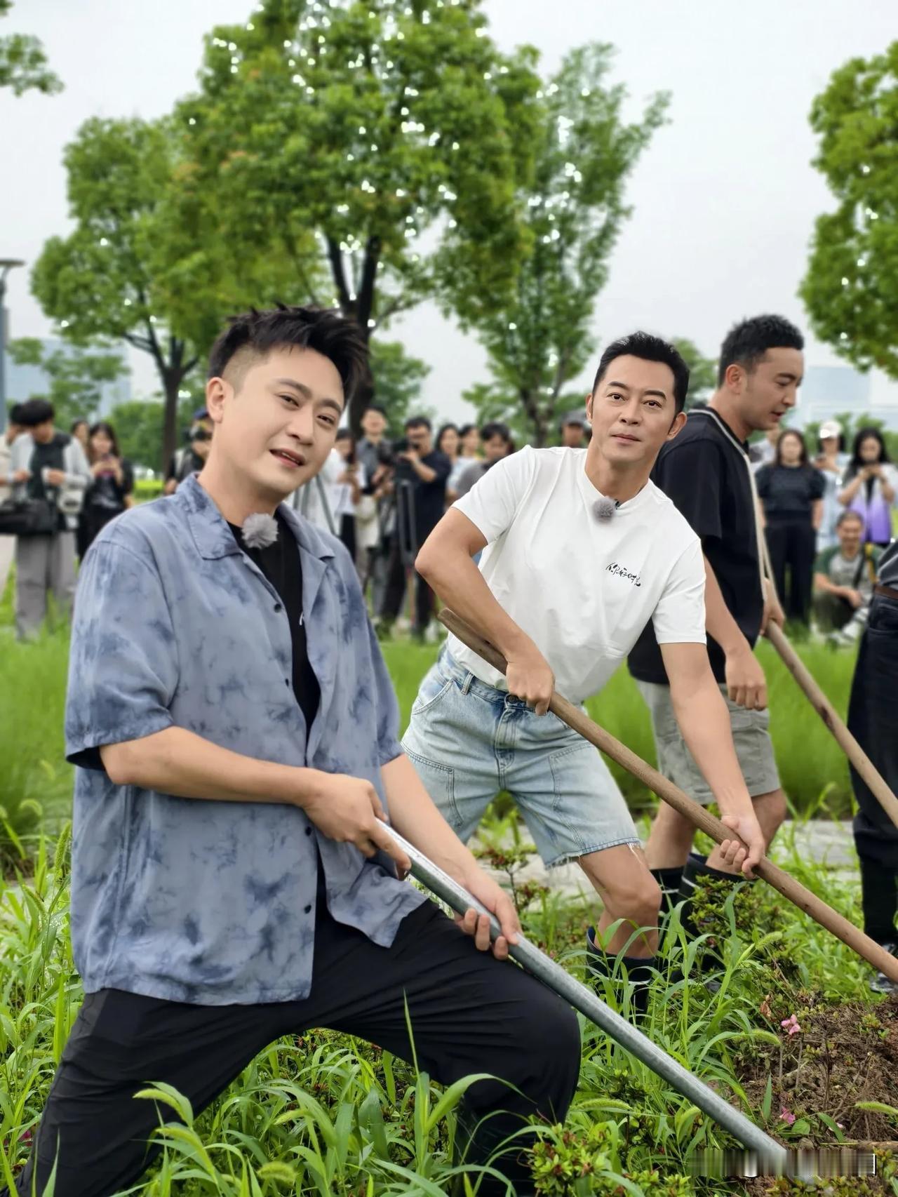 沙溢在综艺里那搞笑劲儿大家都有目共睹，可要是想学邓超那两下子，还真有点班门弄斧了