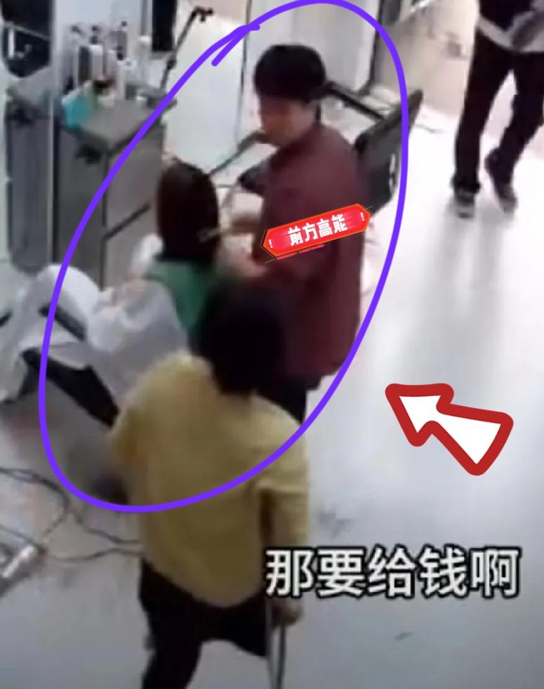 湖北一理发店里，一残疾女子进店洗头。店员帮她洗完后，女子道谢后，转身就要走。