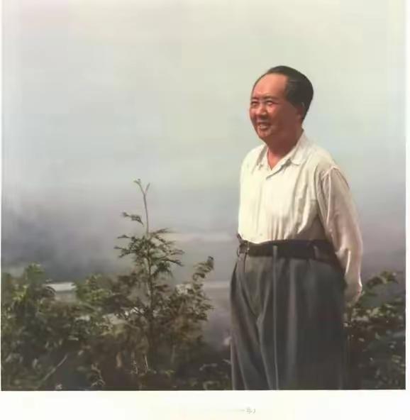 毛主席一首《观潮》短短28字，藏尽千军万马，读完热血沸腾一首写于1957年