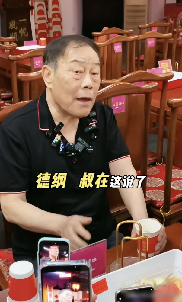 郭德纲这招釜底抽薪，直接把杨家亲兄弟的底牌给掀了。这边弟弟杨议还在直播间死磕，指着鼻子骂郭德纲忘恩负