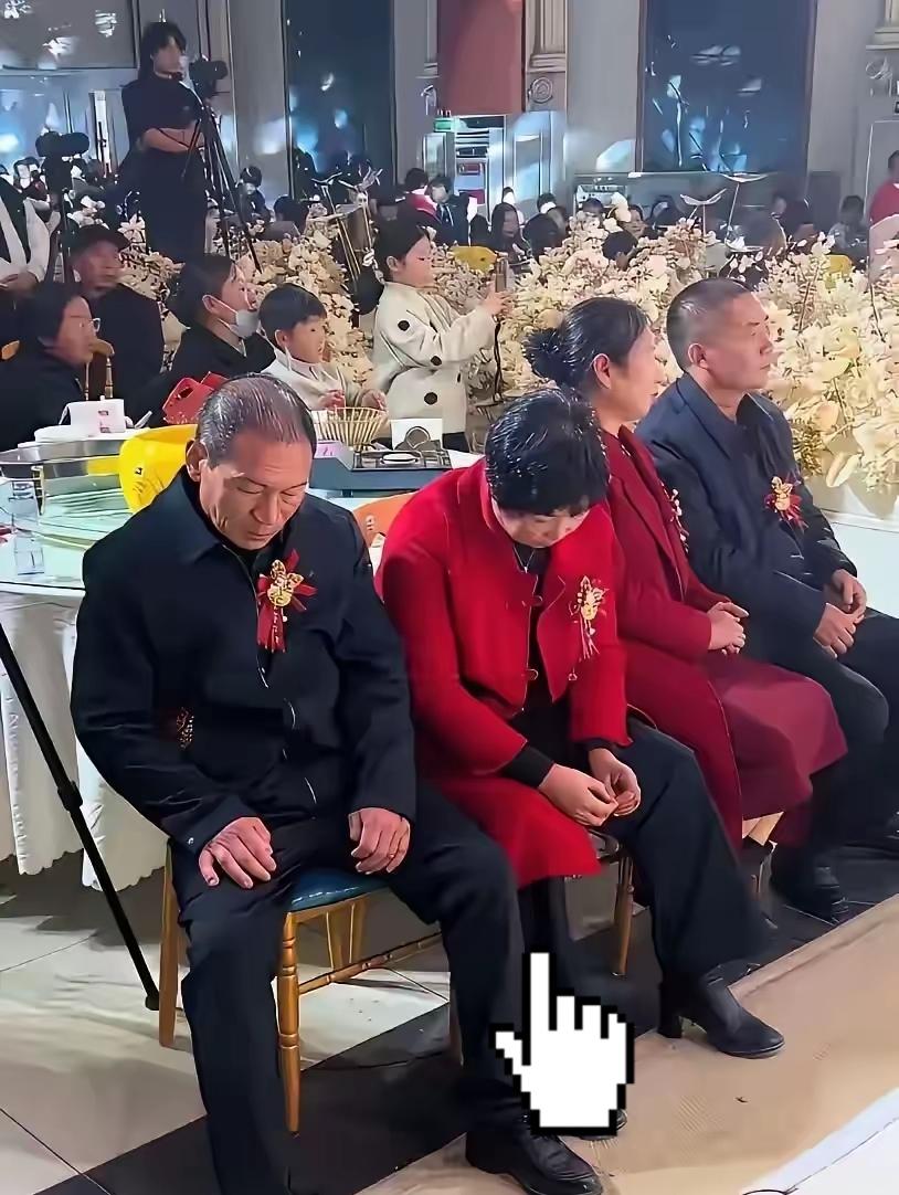 儿子结婚，父母低头沮丧。儿子结婚本应是高兴的事，全家大喜事，新郎父母却低头不语一