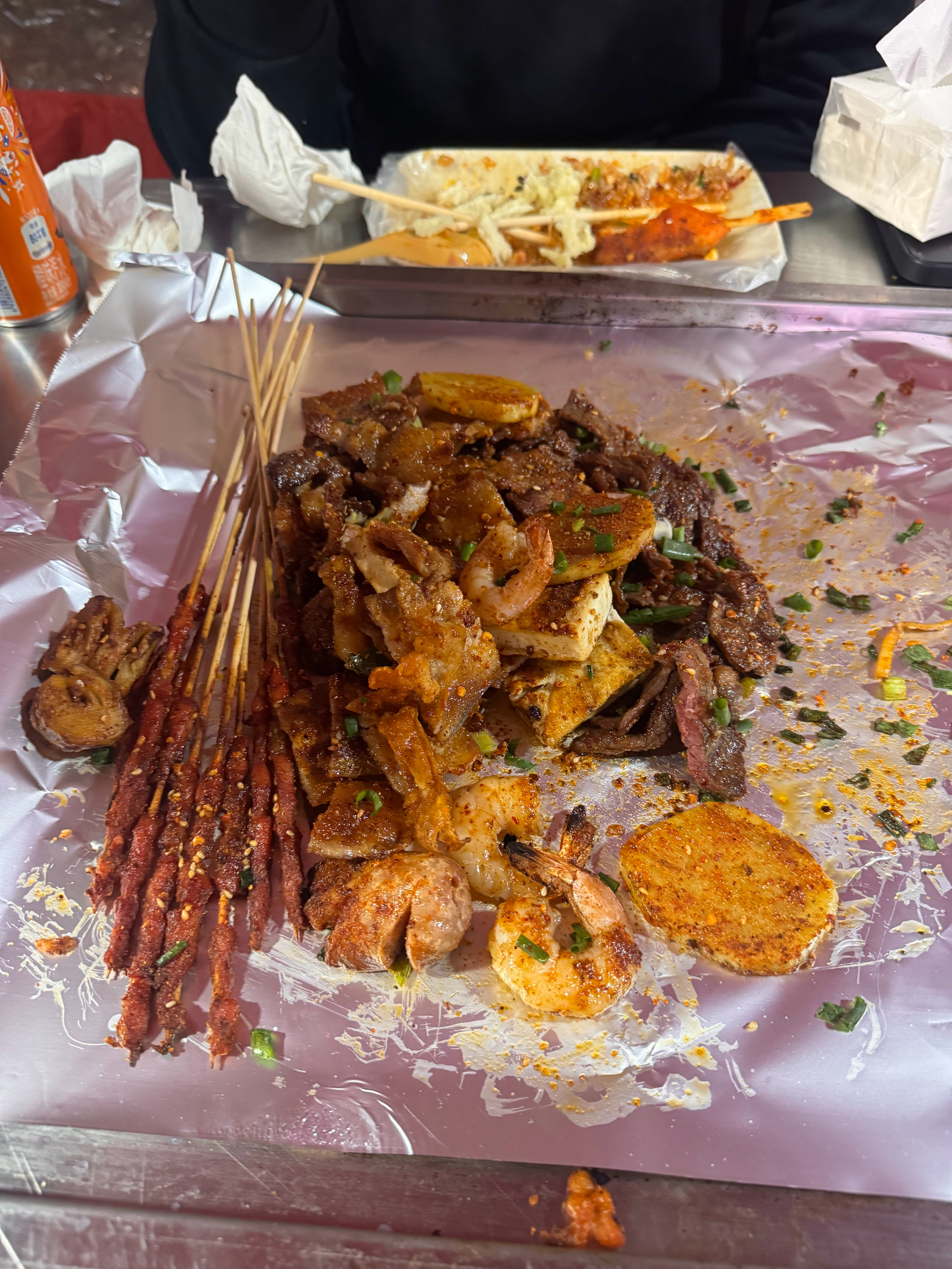 到达昆明，烧烤太好吃了…