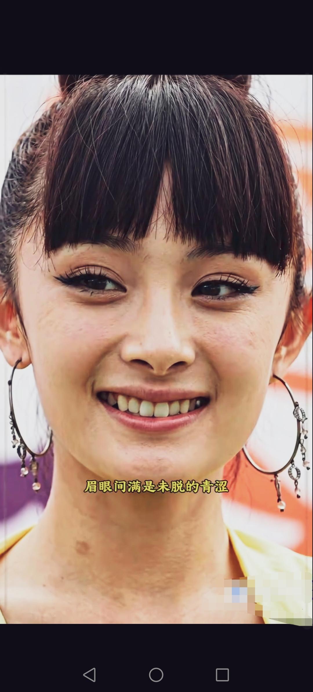 早期的杨幂是小方脸，眉眼清秀，五官精致，嘴一点也不瘪！