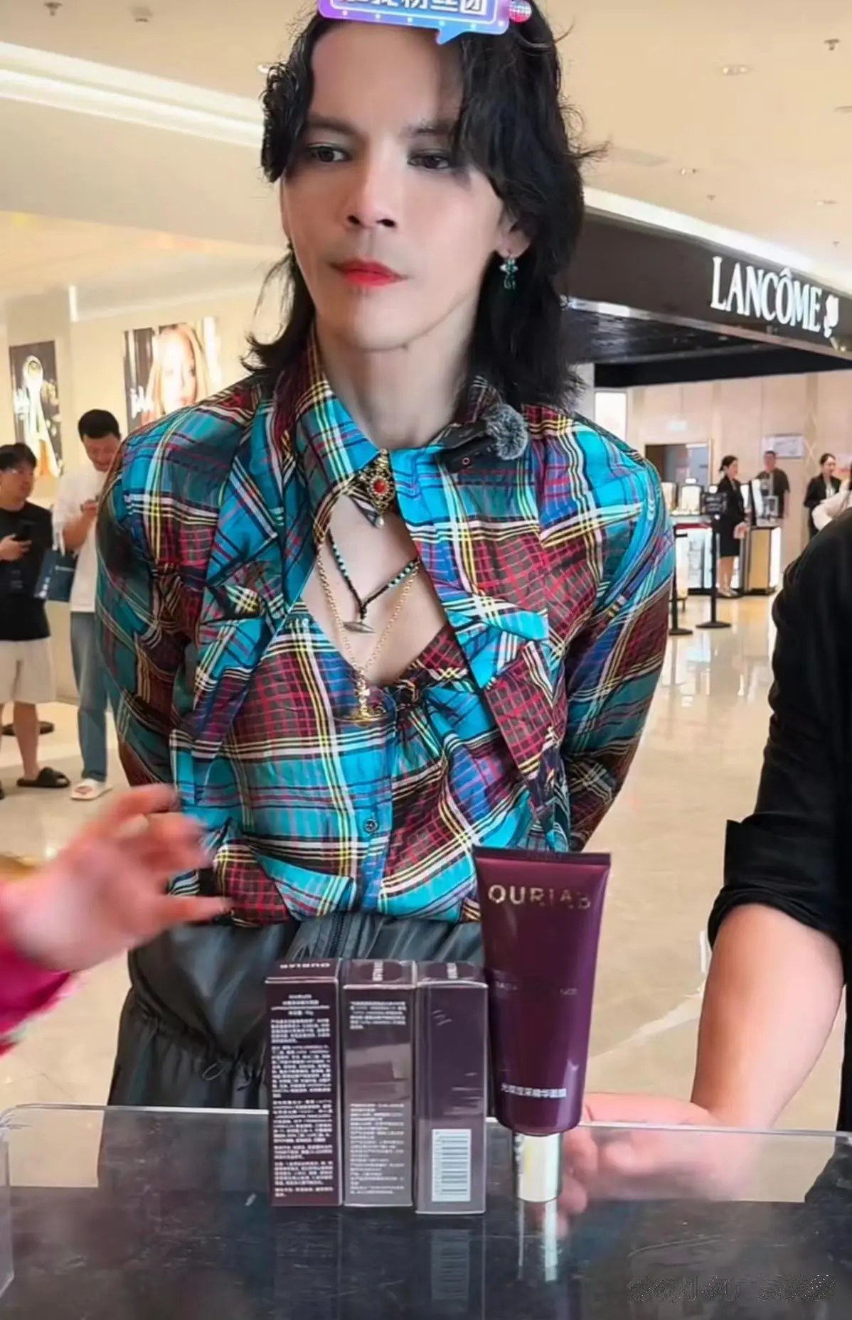 向佐的女装之路确实小众，但郭碧婷似乎并不介意，反而支持他