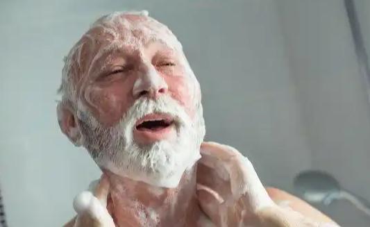 能活多久，洗澡就知？老年人洗澡后没这4种表现，说明身体还不错 洗澡是每个人的