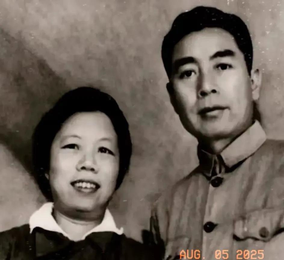 珍贵的黑白老照片。40年代的照片，周恩来与夫人邓颖超，朱德与夫人康克清，贺龙与