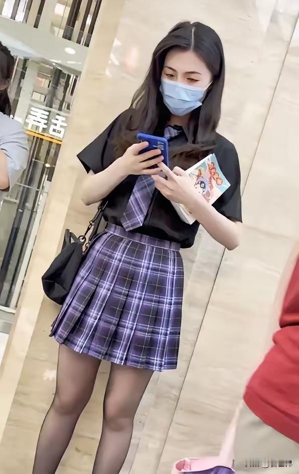 紫格裙与黑丝的碰撞，甜酷感拉满，口罩也挡不住的少女元气✨