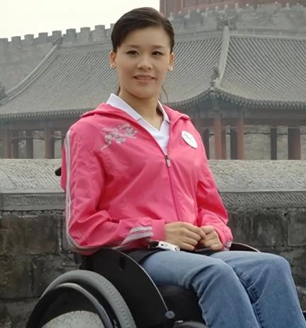 高位截瘫，胸部以下全没知觉。一个连大小便都无法自理的女人，不仅嫁了千万富豪，生