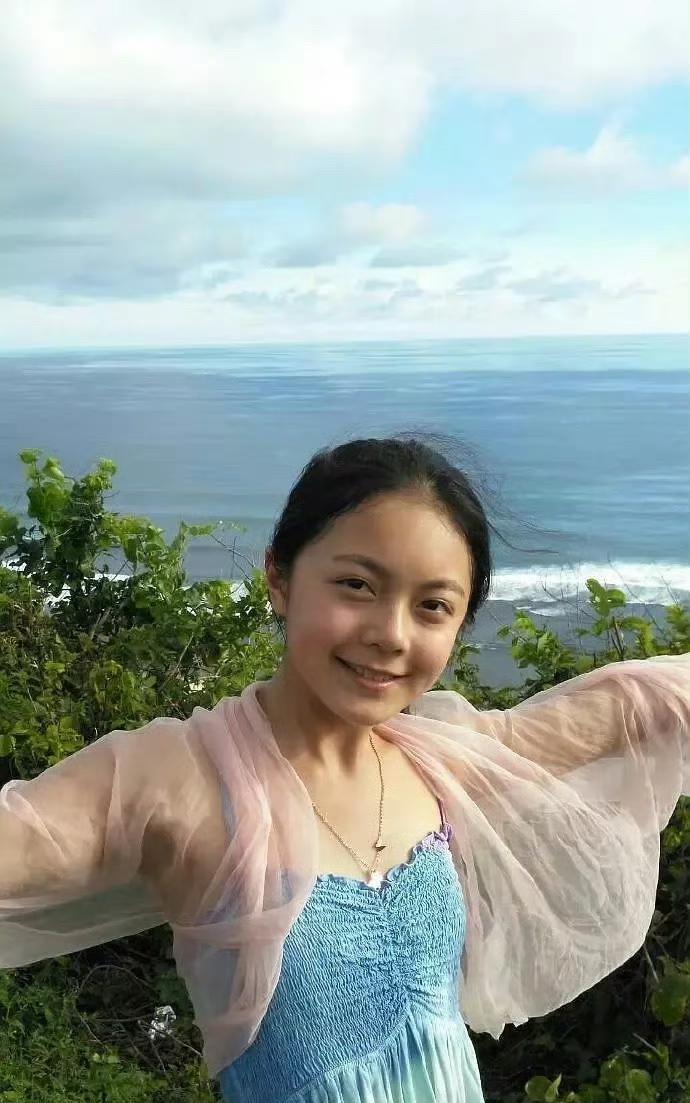 赵今麦小时候，感觉好可爱啊。