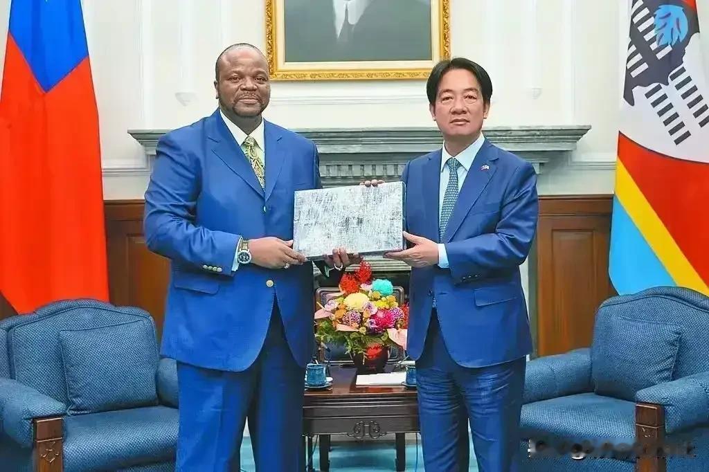 非洲土著“窜台”啦！换了一层“马甲”，脱去了“华丽”的国王服，在赖某人的陪同