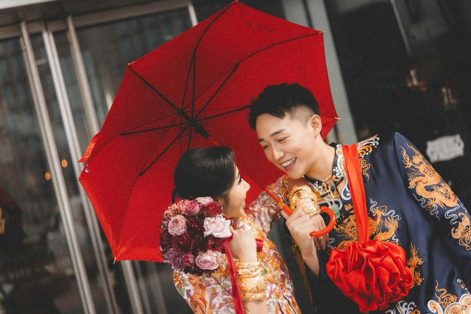 咱就是说TVB演员容天佑这婚礼也太壕了！新娘扶天恩全身挂满金器，龙凤镯大得像流星