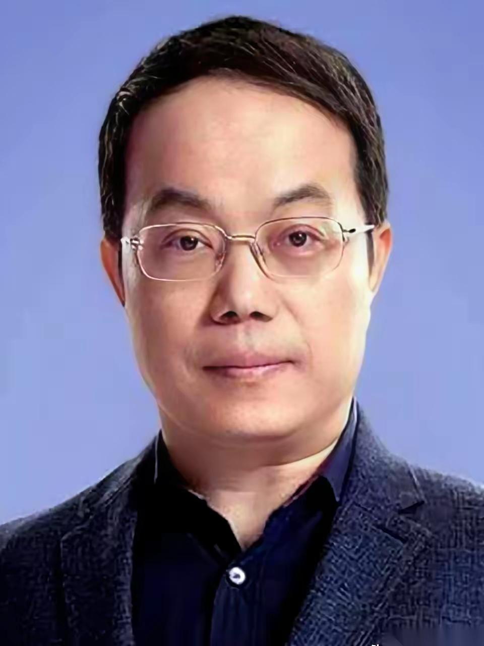 北大心理学教授武志红，扔出一个扎心的说法。他说，伺候老人，你得先把自己“降级”