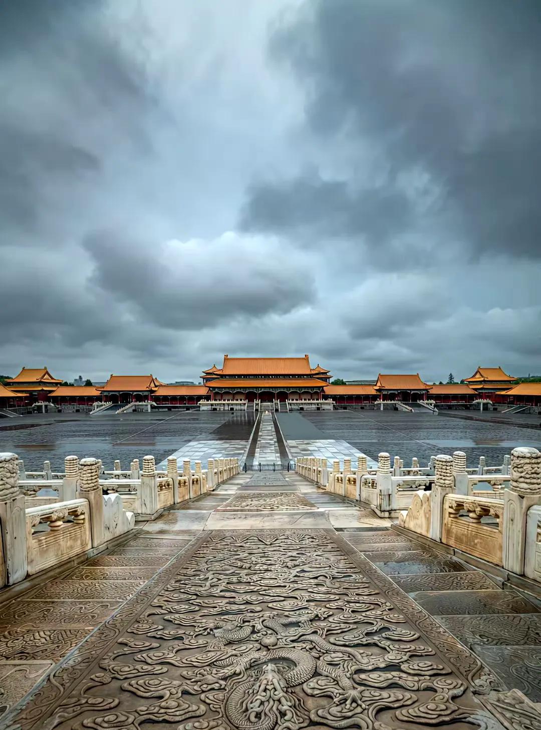 #故宫#雨落宫墙，朱红浸了墨色，黄瓦承着云影。龙纹石板洇开岁月的苔痕，水面倒映着