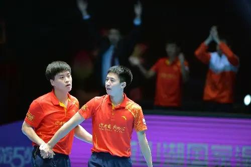 郝帅：大博子，听说你代表哈萨克打球了，不直播了方博：让给你在家直播吧，直播太卷