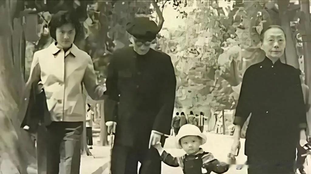 2008年章含之走完一生，女儿洪晃着手安排母亲与乔冠华合葬，护士带来的临终遗言，