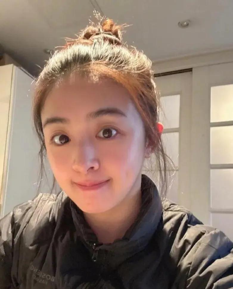 张含韵这波“吐槽”太真实啦！她自曝辛辛苦苦保持三个月的体重，结果春节一星期就胖了