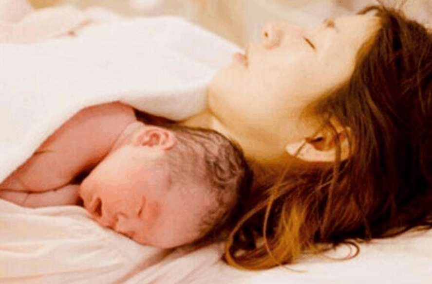 实拍: 孕妇生孩子遇难产, 医生用大力压肚子, 网友直呼产妇真痛苦