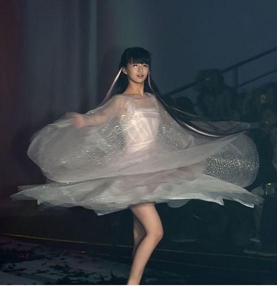 冯小刚的创意，被骂冤不冤？2014年，15岁的小彩旗在春晚舞台上，连转4小时8