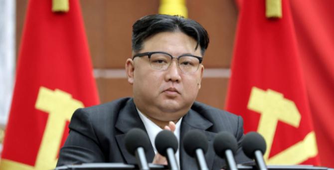 这一刀捅得太狠了！金正恩把"祖国统一"从宪法里连根拔出，填进去三个字："敌对国"