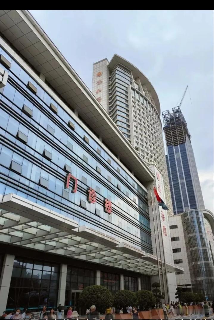 避孕乌龙现场！女友总干呕，小伙急火火带着去医院。医生一句“怀孕了”，俩人当场傻眼