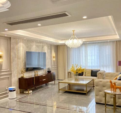 当初买房，我朋友小敏非横厅不买，说“大气、敞亮、有面子”，比竖厅多花20万拿下。