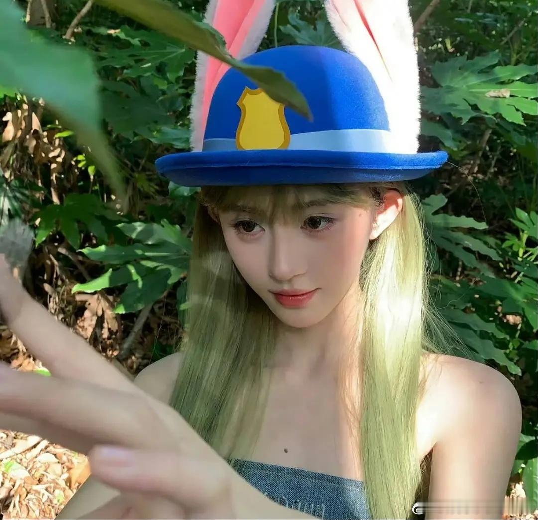 10位兔子🐰警官：鞠婧祎、田曦薇、陈都灵、赵丽颖、钟欣潼、杨幂、梁洁、杨超越、