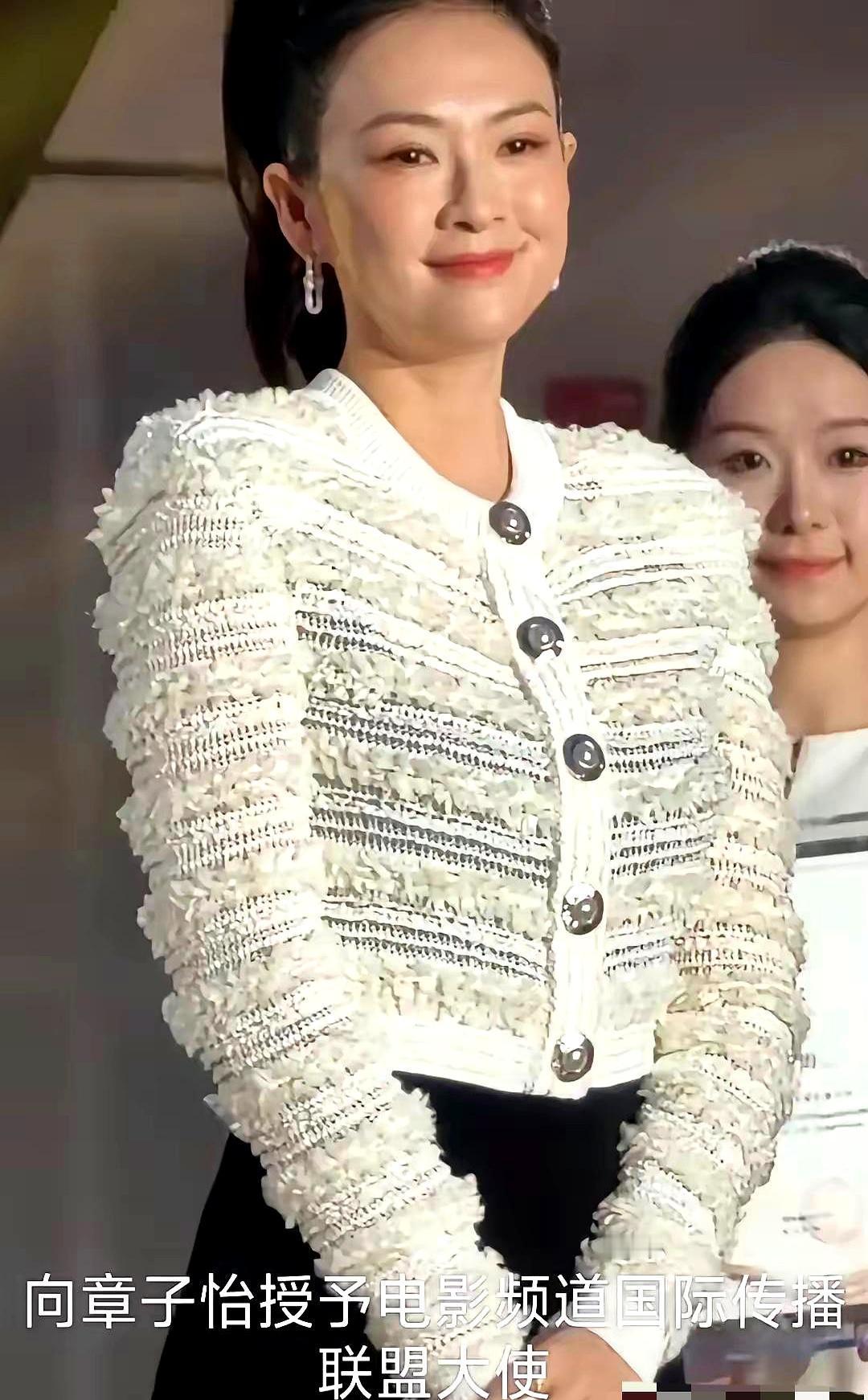 脸肿到认不出，章子怡真崩了？昨晚品牌活动生图刷屏。镜头里，她双颊鼓得像含了