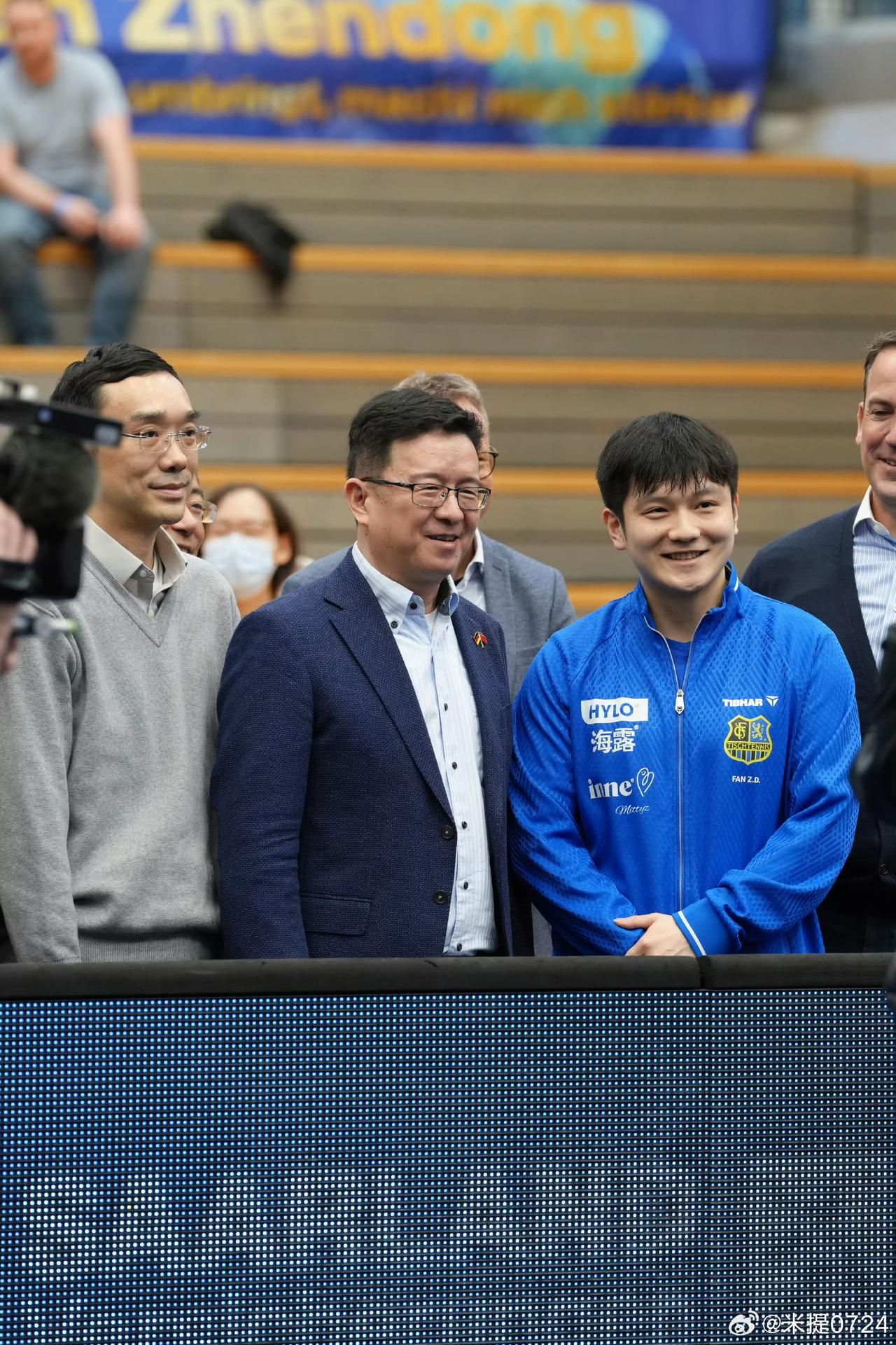 这两张照片，封神了！樊振东与总领事合影，一张正面照，一张对面照…3月5日