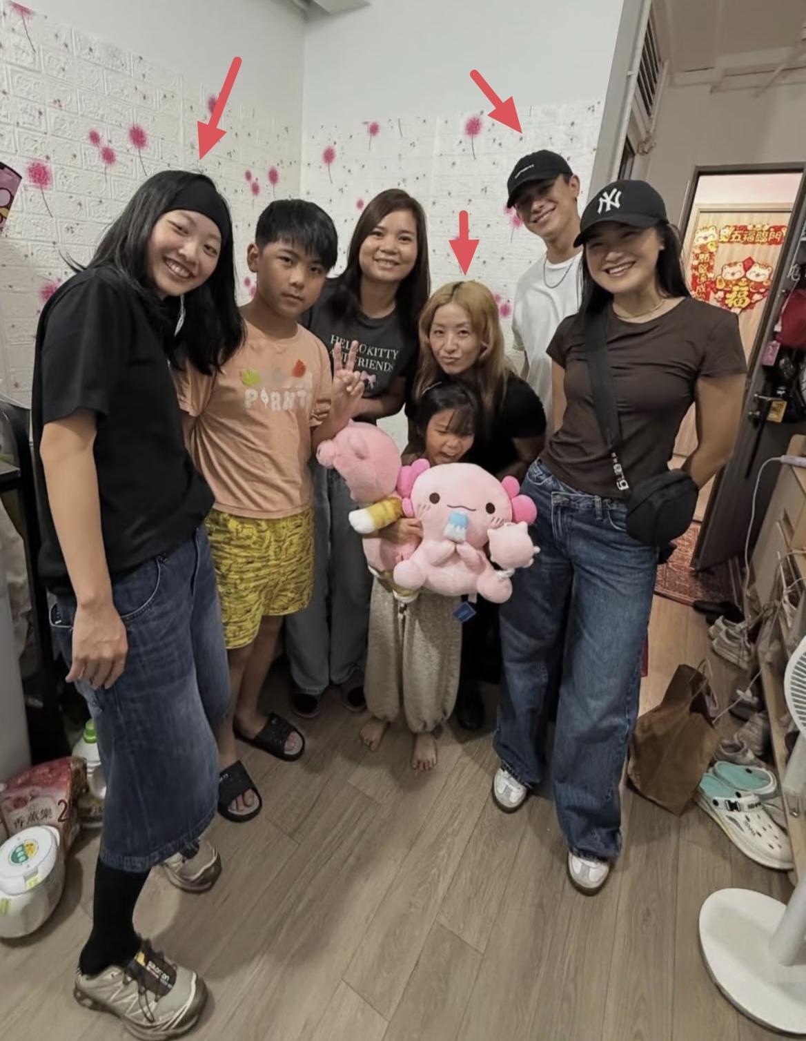 陈奕迅女儿陈康堤在香港庆祝21岁生日，她带着日本籍男友一起去做公益，挨家挨户给贫