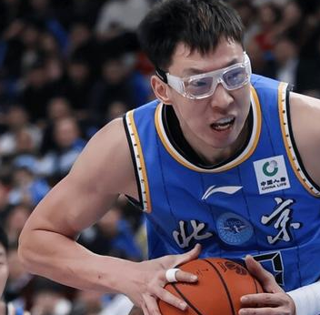 北京男篮球员周琦伤情不明。据北京男篮主教练许利民谈到了周琦的伤势，他表示：周琦还