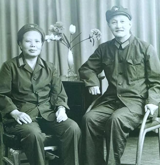 1939年，一个母亲把刚满两个月的女儿塞进陌生人怀里，转身消失在黑夜里。12年后