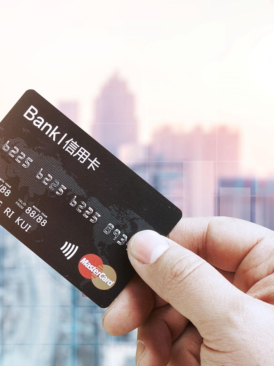 刚刚接到一个令我哭笑不得的电话，是银行的一个工作人员打过来的，他说他们银行一张信